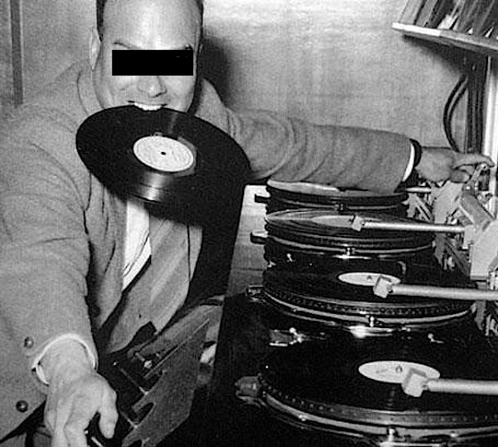 un DJ mange un disque