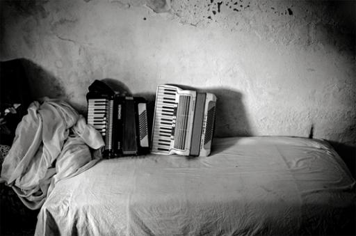 Sleeping accordion (Etienne Grandjean)